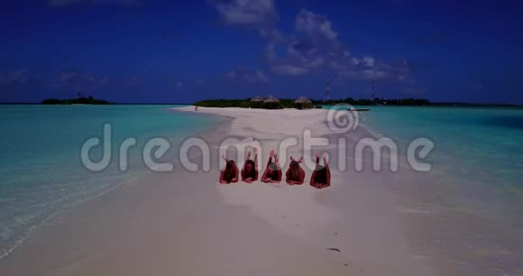 5个年轻漂亮的少女在白沙岛海滩上进行日光浴无人驾驶飞机飞行视频的预览图