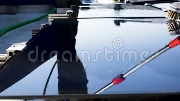 工人正在清理太阳能电池板视频的预览图