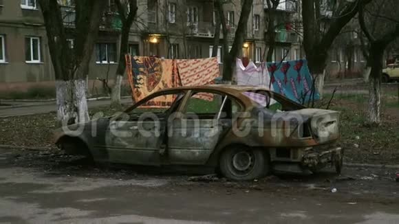 电影拍摄一个住宅区附近的汽车起火视频的预览图