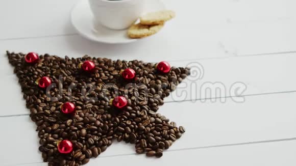 针叶树和杯子形状的咖啡豆视频的预览图
