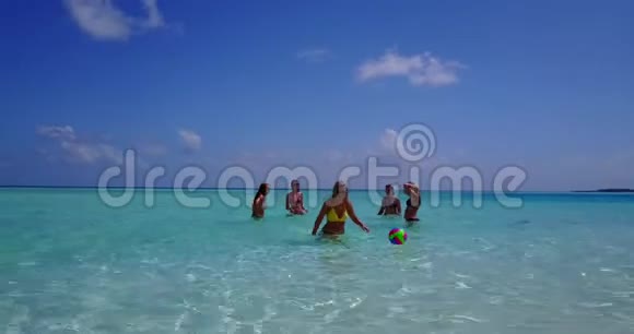 V08431组5名年轻女子在阳光岛白沙碧海天水上进行空中无人机球拍视频的预览图