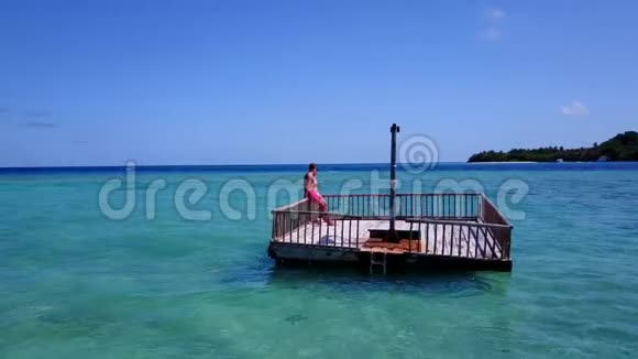 V08553两个年轻人在美丽的碧蓝色海水中在浮舟上享受浪漫的日光浴视频的预览图