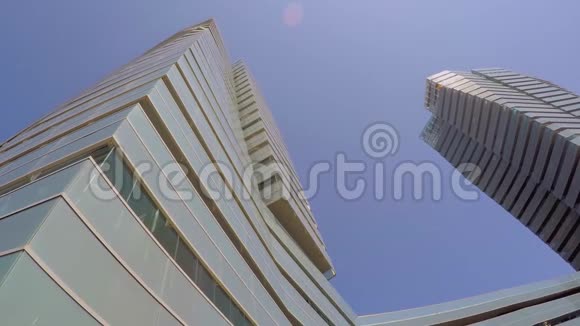蓝天上空的高楼大厦视频的预览图