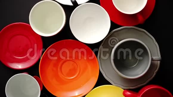 空的彩色现代陶瓷盘子和杯子视频的预览图