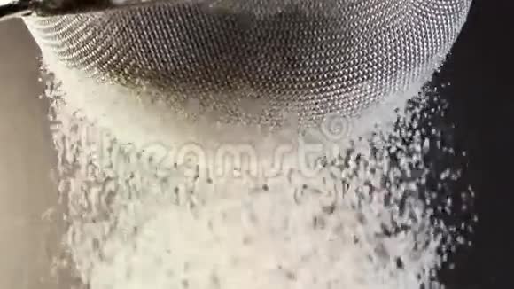 面粉从金属筛上掉下来视频的预览图