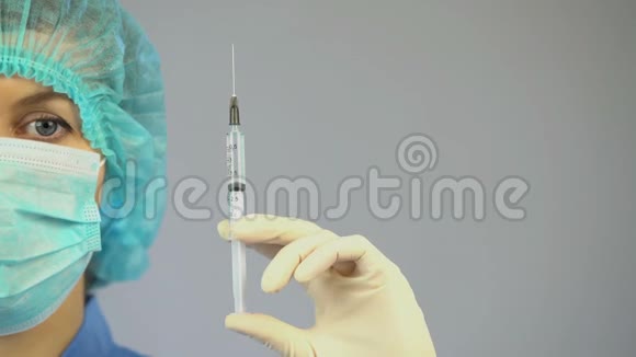 护士持有注射器包括药品免疫疫苗接种运动视频的预览图