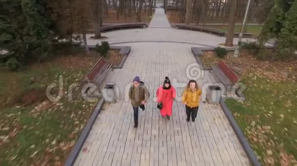 三个学生通过秋天公园上大学视频的预览图