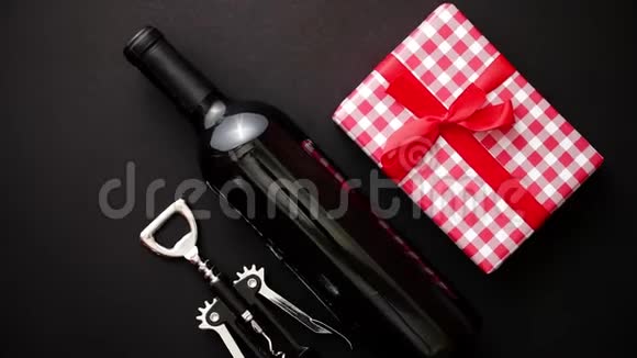 红酒瓶开瓶器和盒装圣诞礼物视频的预览图