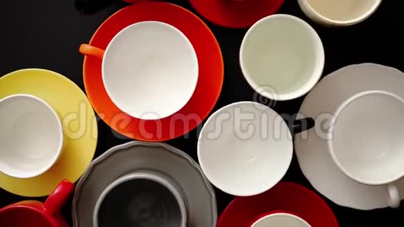 空的彩色现代陶瓷盘子和杯子视频的预览图
