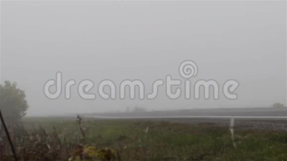 雾中的警车视频的预览图