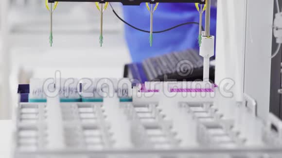 生产艾滋病疫苗的医学实验室视频的预览图