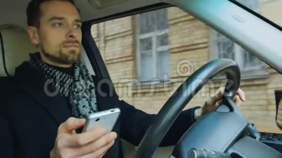 在开车的时候商人在电话里读信息视频的预览图