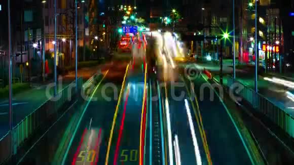 东京市中心的街道在夜间长时间暴露中弹倾斜视频的预览图