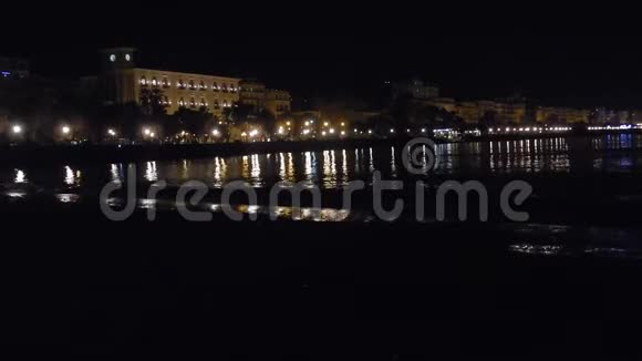 萨勒诺圣特丽莎海滩的夜景视频的预览图