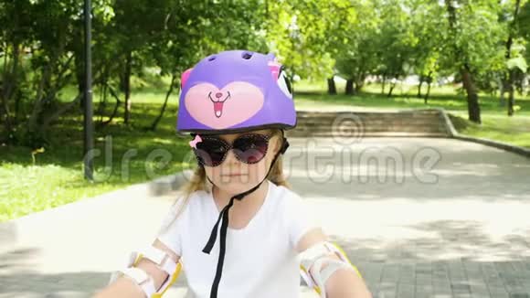 一个骑自行车的小女孩视频的预览图