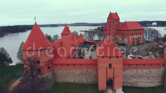 立陶宛特拉凯特拉凯岛城堡上方的鸟瞰图视频的预览图