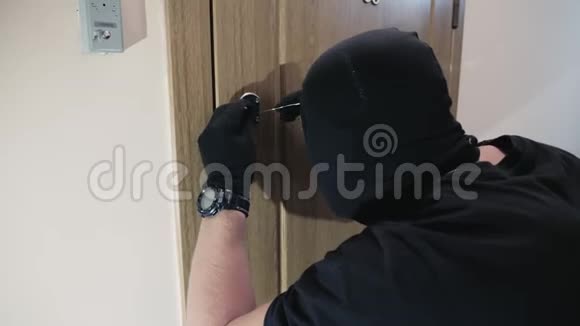 一个小偷试图用一把钥匙开门视频的预览图
