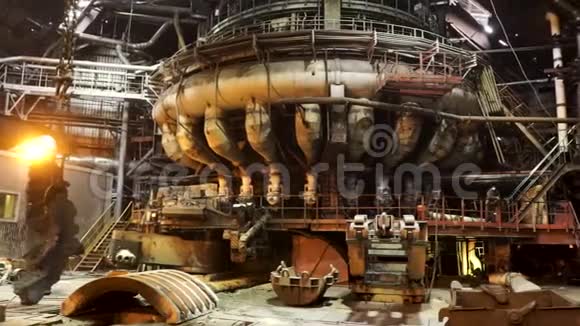 热铺的冶金厂房具有现代化机械工业景观库存录像熔融金属生产视频的预览图