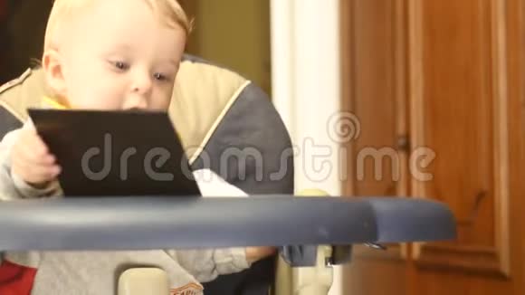 可爱的910个月大的男婴翻书视频的预览图