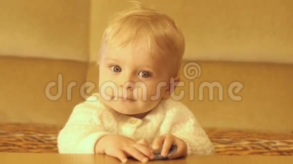 可爱的9个月大的婴儿微笑和隐藏平滑变焦视频的预览图