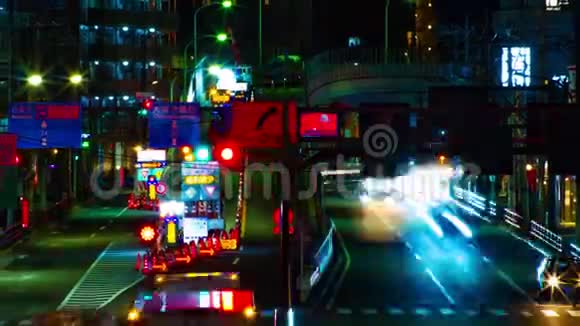 东京市中心街道的时间推移夜间长时间曝光中镜头变焦视频的预览图