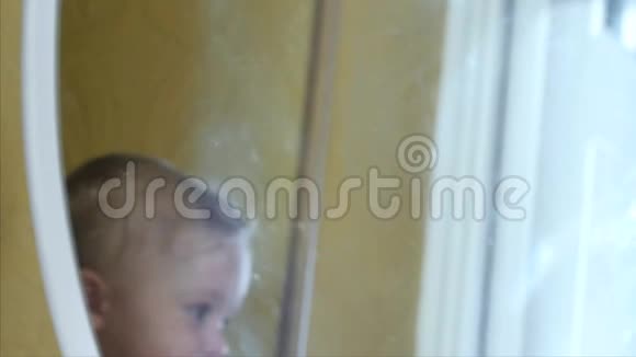 有趣可爱的910个月大的男孩照镜子视频的预览图