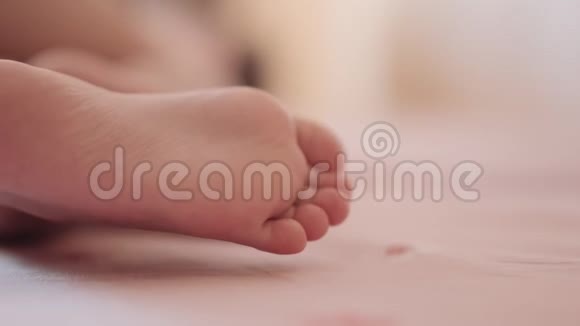 一个熟睡的孩子的脚视频的预览图