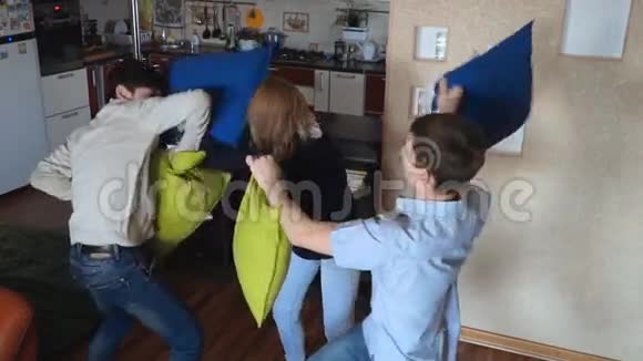 男人和女孩用枕头打架视频的预览图