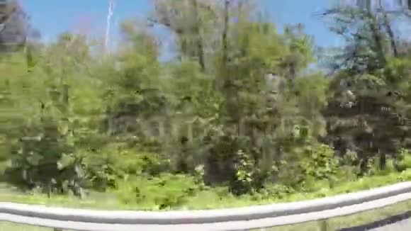 路旁的落基景观从车窗上看到一辆正在行驶的汽车在克里米亚的道路上菲舍耶效果场景视频的预览图