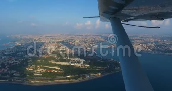从伊斯坦布尔的海面上俯瞰空中景色视频的预览图