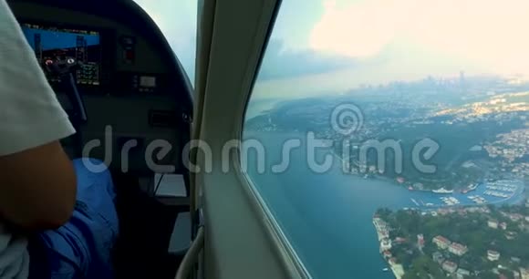 从伊斯坦布尔的海面上俯瞰空中景色视频的预览图