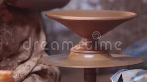 手工制作陶器用陶轮切割视频的预览图