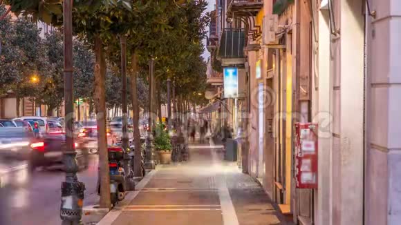 意大利阿尔巴诺拉齐亚利夜时光镇典型的中世纪狭窄街道视频的预览图
