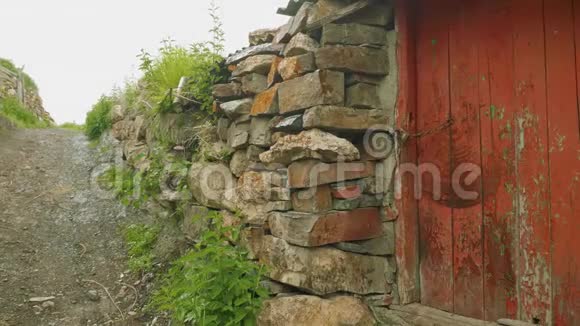 奥塞梯山区小村庄的砖石和旧门视频的预览图