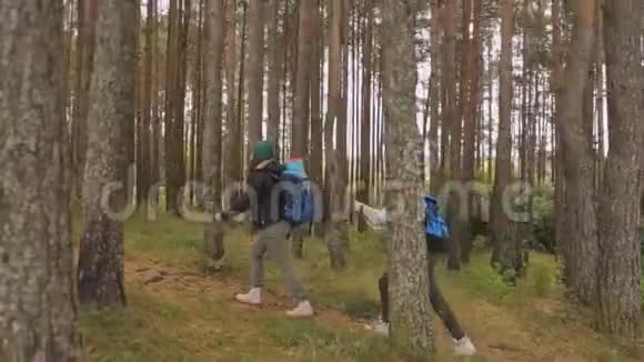 女游客步行穿过树林来到目的地高兴地拥抱在一起视频的预览图
