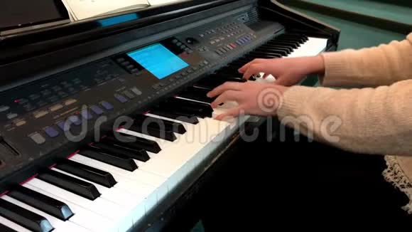 弹钢琴靠近弹钢琴的女性手钢琴上的手指老式的颜色仔细看一看视频的预览图