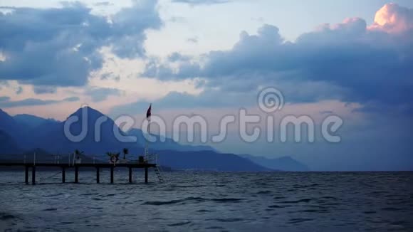 海上日落背景是群山土耳其凯默视频的预览图