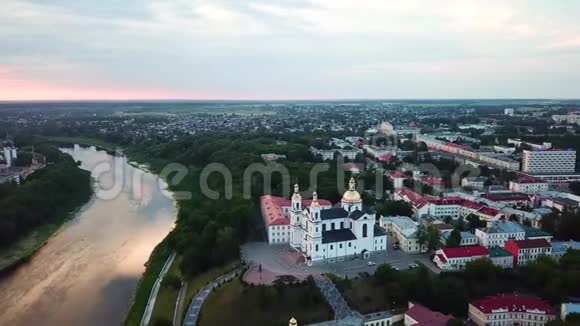 日落时分维捷布斯克市的夜景视频的预览图