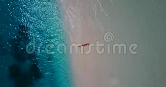 V08537两个年轻人浪漫的情侣日光浴无人驾驶飞机在白沙和美丽的海滩上飞行视频的预览图