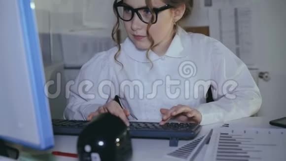 年轻女孩愿意用键盘打字然后微笑着做梦视频的预览图