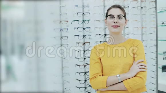 保健视力和视力的概念在光学商店戴眼镜的漂亮女人商店货架的背景视频的预览图