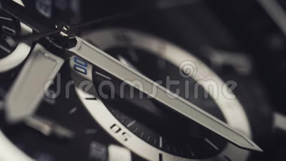 一只手传球的手表时钟面架聚焦视频的预览图
