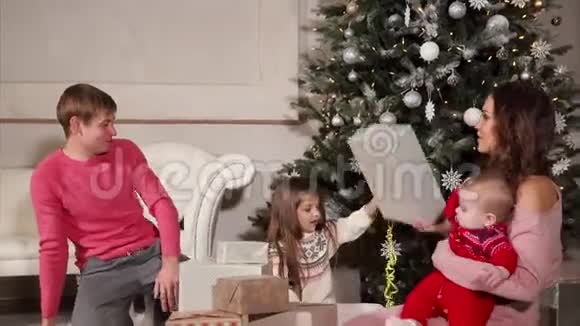 家人庆祝圣诞节并收到礼物视频的预览图