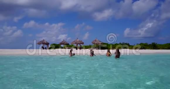 V08435组5名年轻女子在阳光岛白沙碧海天海水上进行空中无人驾驶拍视频的预览图
