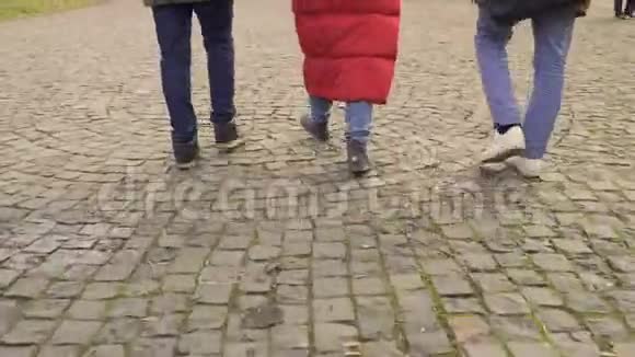 三个年轻人走在铺路石上视频的预览图