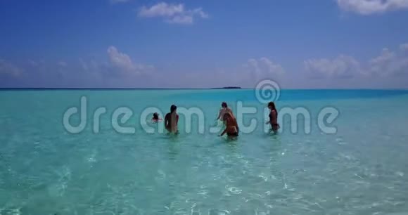 V08423组5名年轻女子在阳光岛白沙碧海海水上用空中无人机打球视频的预览图