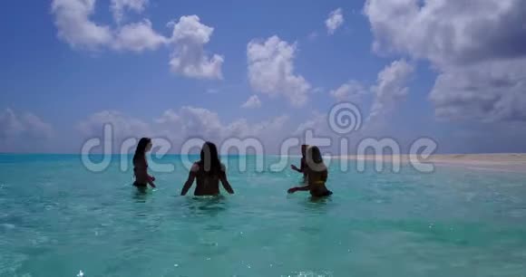 V08425组5名年轻女子在阳光岛白沙碧海海水上的空中无人机上打球视频的预览图