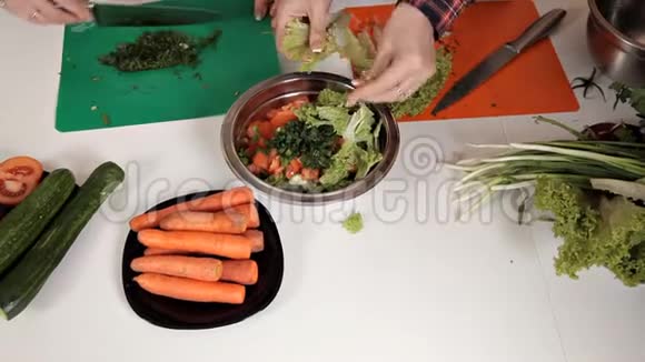 女孩们用蔬菜做沙拉用很多蔬菜迪尔欧芹食品保健视频的预览图