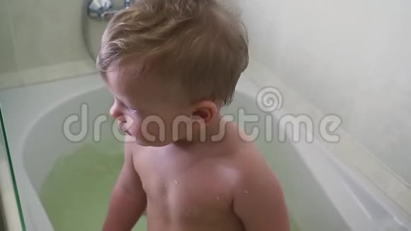 可爱的男婴在浴室洗澡视频的预览图