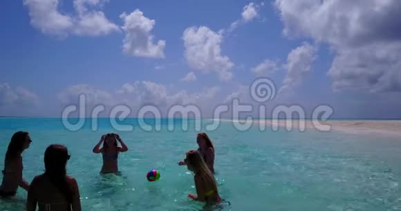 V08428组5名年轻女子在阳光岛白沙碧海天海水上用空中无人机打球视频的预览图